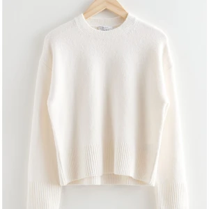 Stickad tröja - Säljer denna otroligt fina tröjan från &other stories❤️‍🔥tröjan har knappt några defekter, köpt för 490kr