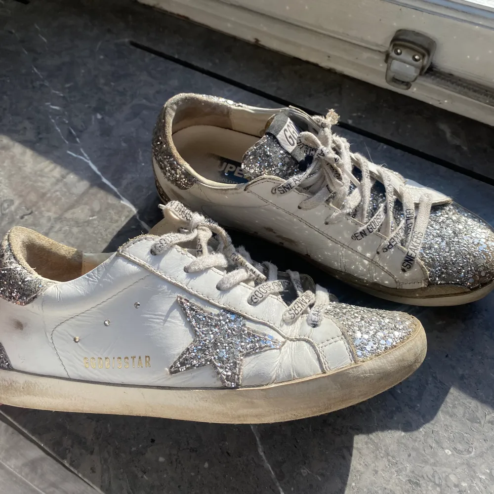 Supersnygga Golden goose skor, äkta! Säljer då de tyvärr är för stora för mig. Väl använda därav priset, pris kan diskuteras vid snabbt köp💞. Skor.