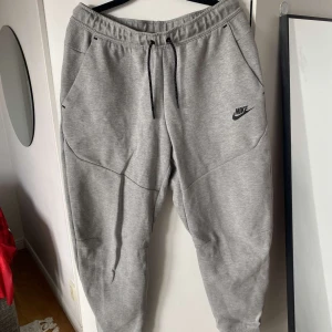 Nike tech pants - Cond 8/10