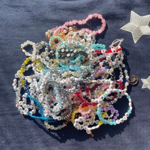 Taylor Swift Armband  - Vill du slippa göra armband men fortfarande få hela upplevelsen av the eras tour?  Köp då denna bunt med 50 armband, slumpmässigt från alla album!