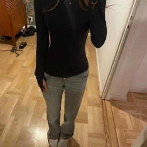 Tröja med volang vid armarna - Bra skick om man bortser att sömmen har gått upp lite längst ner, går att fixa enkelt själv, säljer för att den inte kommer till användning 