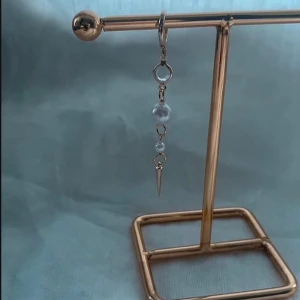 Örhängen  - Super fint detaljerat örhänge. Köp för 99kr/st eller 179kr paret.  Modell 088