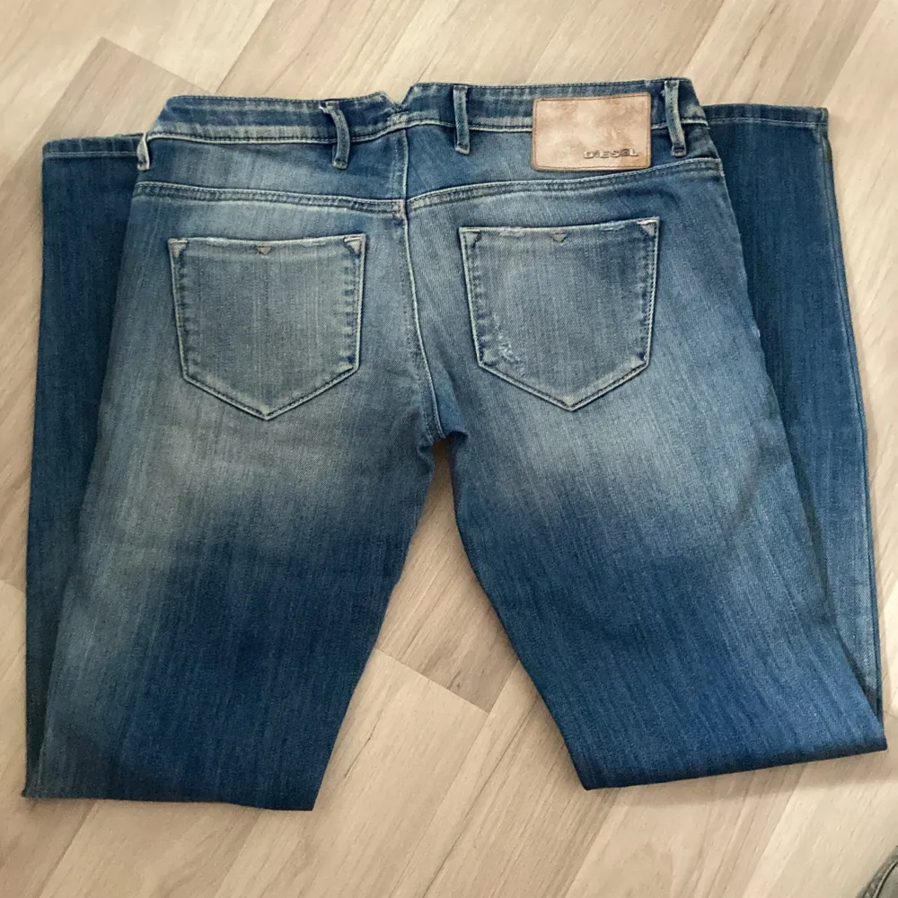 Coola straight leg lågmidjade diesel jeans med två knappar längst fram 💗💗. Jeans & Byxor.
