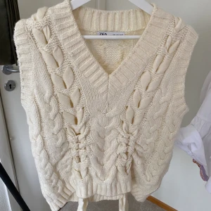 Stickad väst - Fin anorlunda stickad väst från zara i gott skick😊