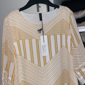 Blus med prislap  - Helt ny blus med prislapp 
