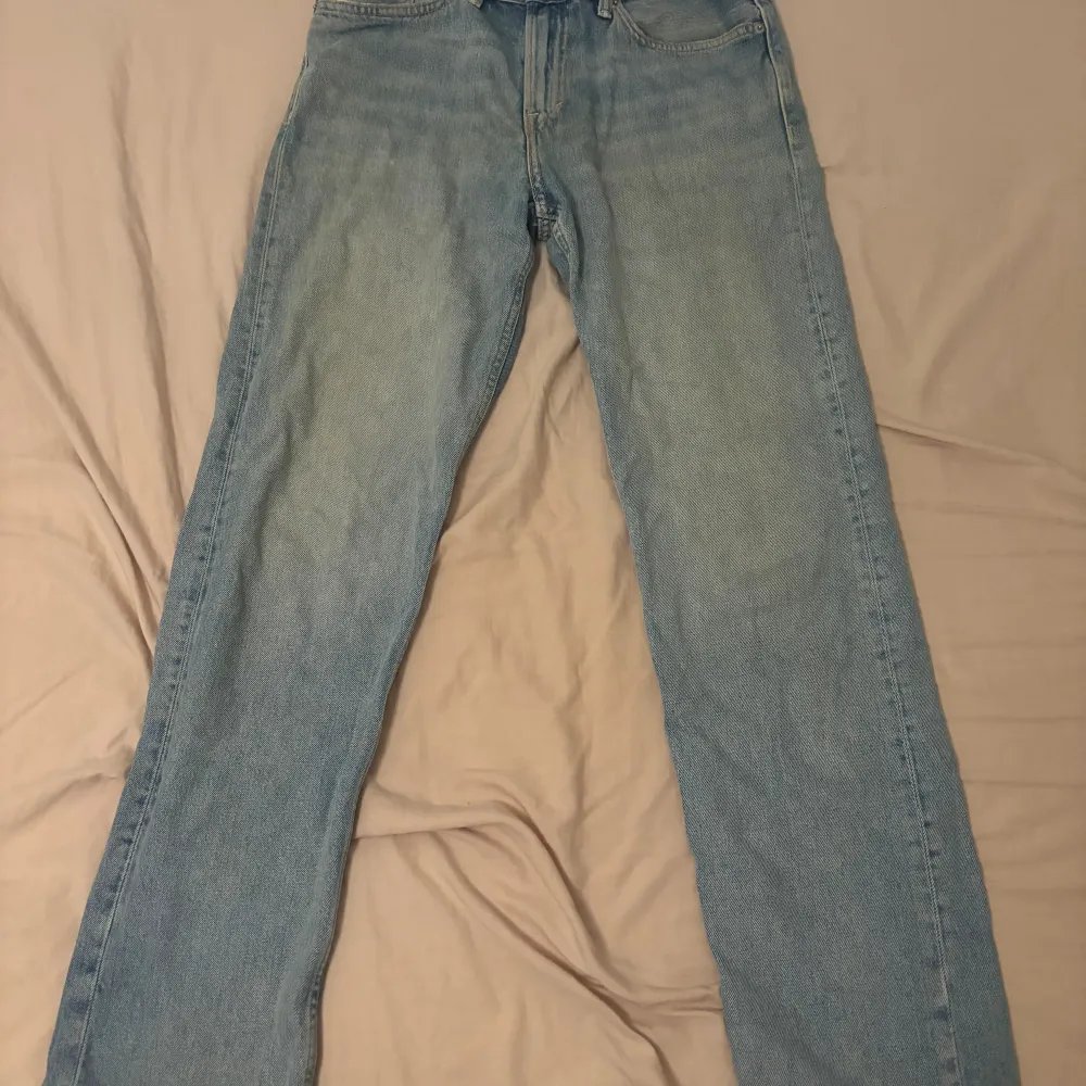 Säljer dessa ljusblåa jeans i storleken 31/32 från Hm. Modellen på jeansen är relaxar fit. Säljer dom pga jag inte använder dom längre. Ge ett pris så jobbar vi därifrån.. Jeans & Byxor.
