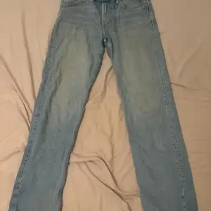 Säljer dessa ljusblåa jeans i storleken 31/32 från Hm. Modellen på jeansen är relaxar fit. Säljer dom pga jag inte använder dom längre. Ge ett pris så jobbar vi därifrån.
