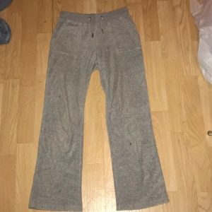 Juicy byxor - Säljer nu mina juicy couture byxor då dom inte kommer till användning, storlek 10-11 passar mig som är 146/152, skriv för mer info😊