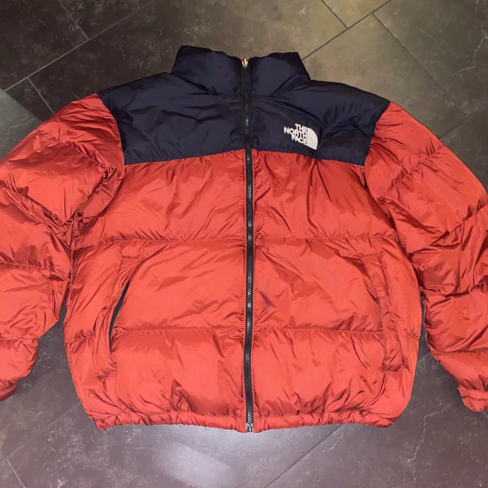 Röd/brun North Face jacka i XL (ganska liten i storleken) Knappt använd, perfekt skick. . Jackor.