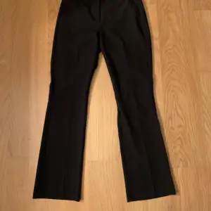 Svarta kostymbyxor från ICHI i mid waist, använd ett fåtal gånger och inga defekter.  Nypris-700kr 
