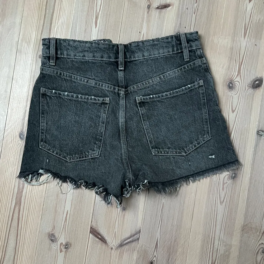 Fina jeansshorts från Zara, superbra skick, aldrig använda och säljer då de inte är min stil💞skriv vid funderingar, använd gärna köp nu 💞🌸. Shorts.