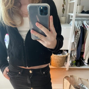 Zip hoodie - Fin lite kortare ziphoodie från zara🙌🏻