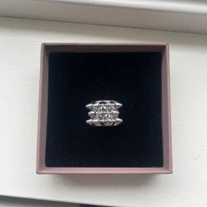 Edblad ring, silver - Säljer denna populära Edbladringen då den är för liten. Den är i bra skick och i storlek S (16,8mm i diameter). Skriv till mig om du är intresserad💕