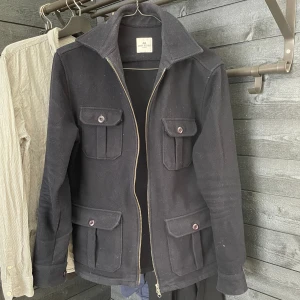 John Henric kashmire overshirt  - Tja, säljer denna sjukt feta Overshirten från John Henric | skick: 8/10 (ser lite solblekt ut på bilden) | Storlek: S (sitter ev lite större) | Nypris: 1500 (slutsåld och säljs ej längre) mitt pris: 699 | vid fler frågor eller funderingar hör av dig!