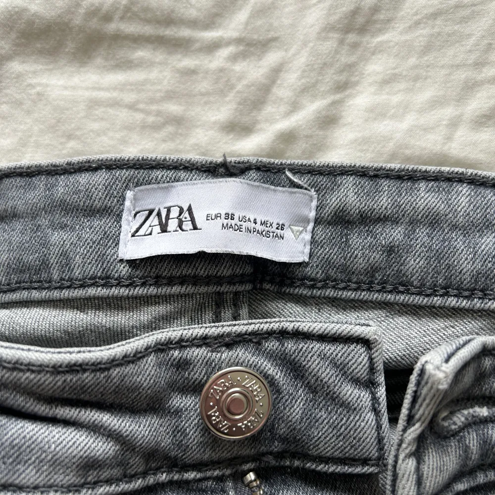 Säljer mina jeans då dom tyvärr inte används längre. Är använda men i bra skick! Köpta på Zara. Jeans & Byxor.