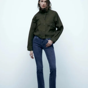 Zara jeans  - Ett par lågmidjade blå bootcut jeans från zara. Jag är 170 och de passar bra. Använda men har inga defekter köparen står för frakten 