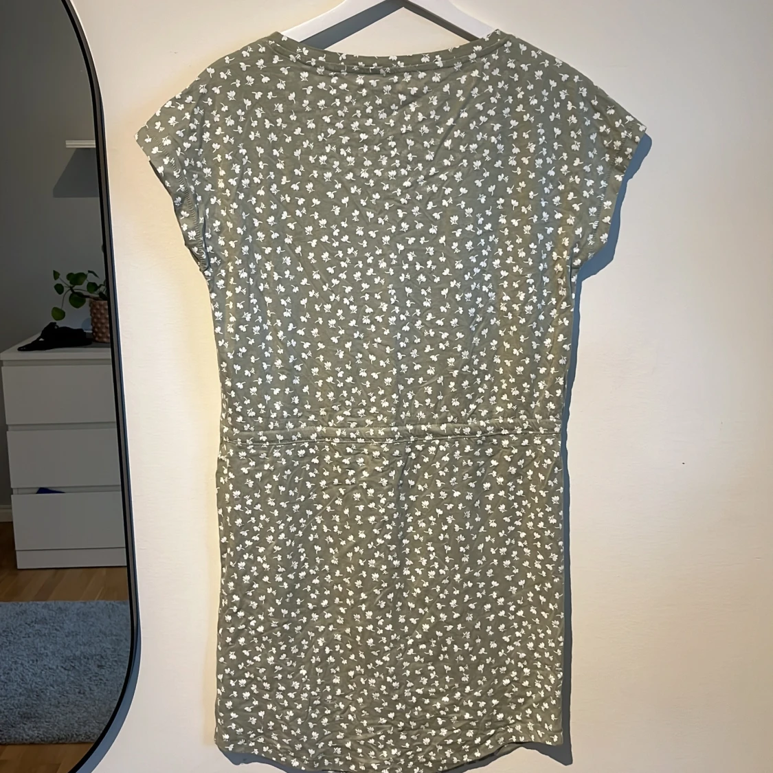 Olivgrön med vita blommor - 91