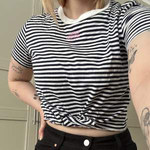 Croptop med knytdetalj nertill. Fint skick.