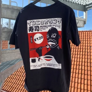 Innioranza Sushi T-shirt  - Hör av dig om du har några frågor! Säljer ut hela garderoben så kolla gärna igenom min profil så kan jag samfrakta, evt ge rabatt!