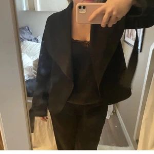 Kappa - Fin tunn svart kappa, lånad bild 