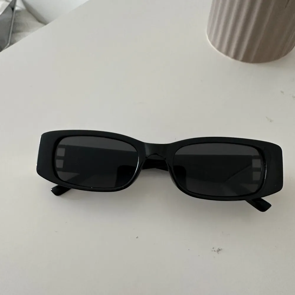 Superfina trendiga glasögon säljes då dem inte kommer till användning . Accessoarer.