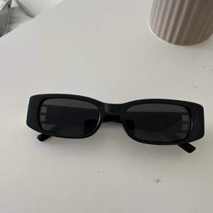 Superfina trendiga glasögon säljes då dem inte kommer till användning 