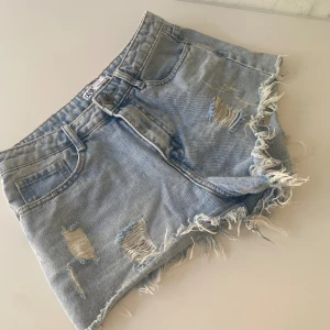 Blåa jeans shorts  - Fina jeans shorts som passar till sommaren 💕 skriv för fler bilder