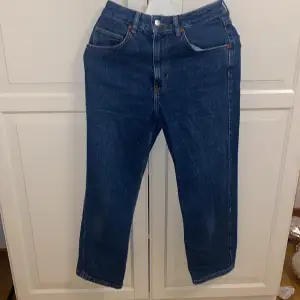 Tall jeans från Bikbok. Jätte fina och stretchiga. Orignal pris 700kr