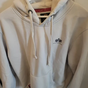 Alpha Industries hoodie - Säljer en hoodie ifrån varumärket Alpha Industries. Säljer den eftersom den aldrig kommer till användning. Tröjan är I bra skick, och inga defekter/ skador förekommer på plagget. Självklart går priserna att diskuteras ifall man känner att det är för 