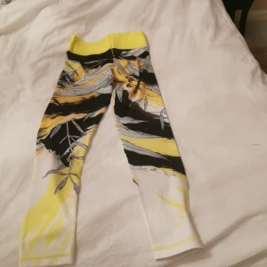 Tränings tights i märket Adidas  - Tränings tights i märket Adidas Storl S Katt finns i hemmet 