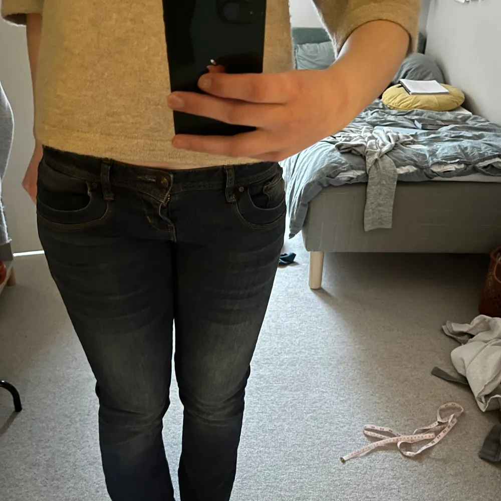 Mörkblåa LTB jeans modell Valerie. Lågmidjade och bootcut. Strl 27/34 Midjemått: 38cm Innerbenslängd:82cm . Jeans & Byxor.