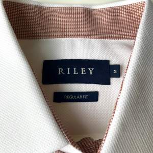 Ordinarie: 799 kr Skick: oanvänd   En dressad skjorta från Riley.   Regular fit  Mönstrad Pointed krage och manchett  Diskret mönsterstruktur i tyget 100% bomull  Tvättråd: 40 grader Strykning: medel värme 