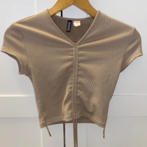 T shirt med snöre - Aldrig använda då den ej passar mig. Går att skystera med snörena