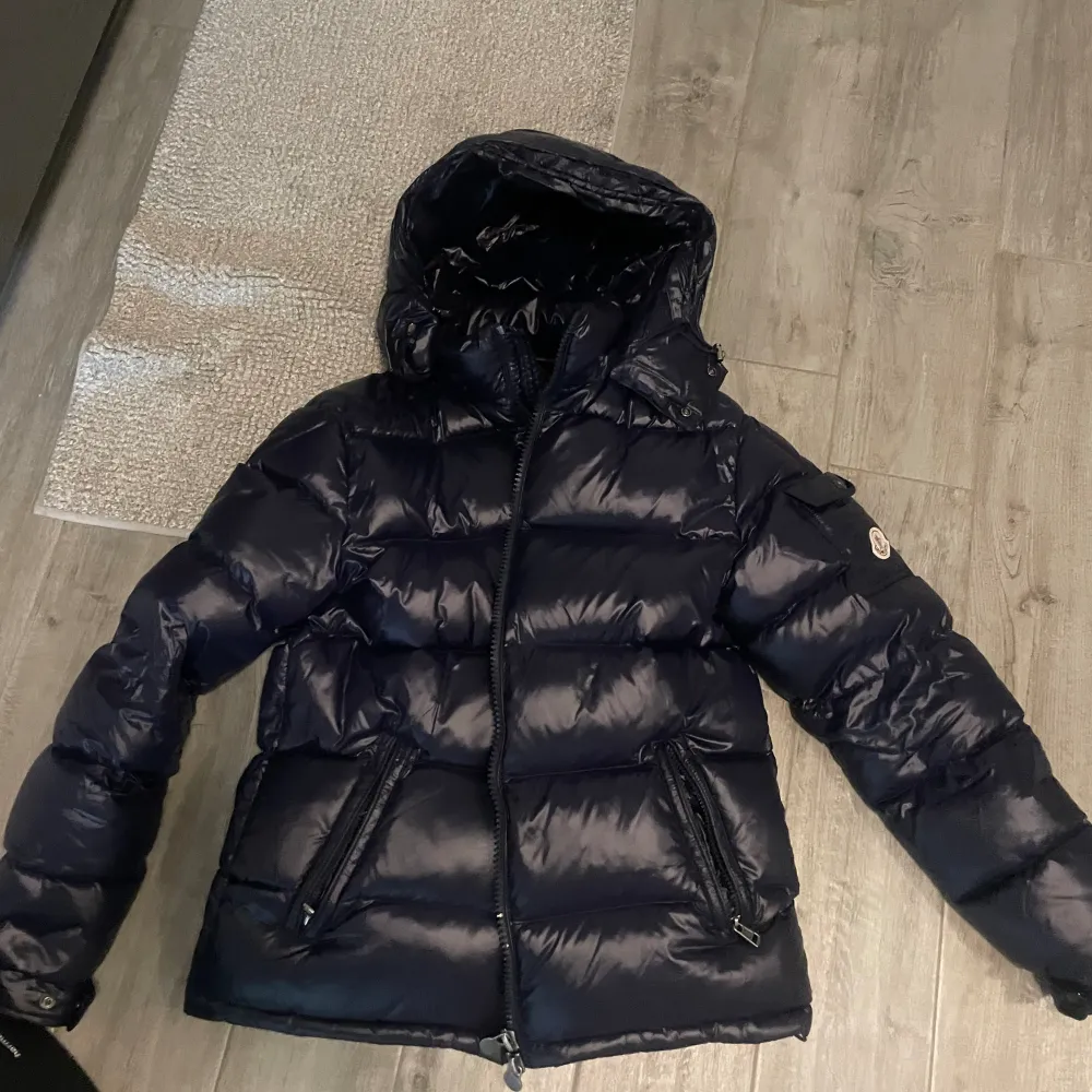 Moncler jacka i storlek 2, passar M-L. Skulle säga att den är i helt nyskick. Marinblå. Nypris ligger på ungefär 10000. Säljer då den är för stor för mig, hör av er för frågor!. Jackor.