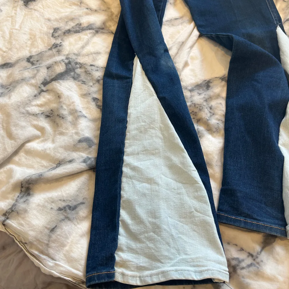 Säljer dessa jeans som har snygg detalj vid sidan. Jeans & Byxor.