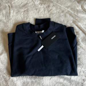 Marinblå sweatshirt från weekday! Aldrig använd, med lappen kvar! Orginalpris 250kr
