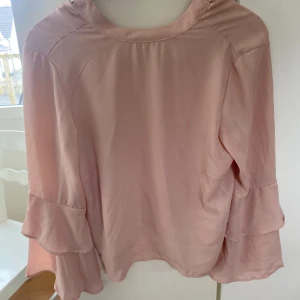 Rosa blus  - Jättesöt rosa blus till vår/sommar. Har en likande så säljer denna 🌸