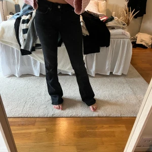 Bootcut jeans zara - Säljer dessa svarta bootcut jeansen från zara då de inte kommer till användning. Använda ett fåral gånger så i mycket bra skick. Skicka för fler bilder😇💕