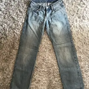 Jätte fina ljusblå low waist arrow jeans från weekday  Ny utan prislapp, nypris 590