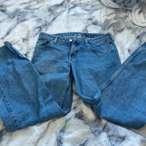 Lågmidjade jeans  - Lågmidjade jeans modellen arrow low från weekday