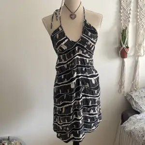 Så fin halterneck klänning perfekt till sommaren! 🌸 Köpte på second hand, men aldrig använt och har inga defekter 🩷 Dm vid intresse/frågor!🎀