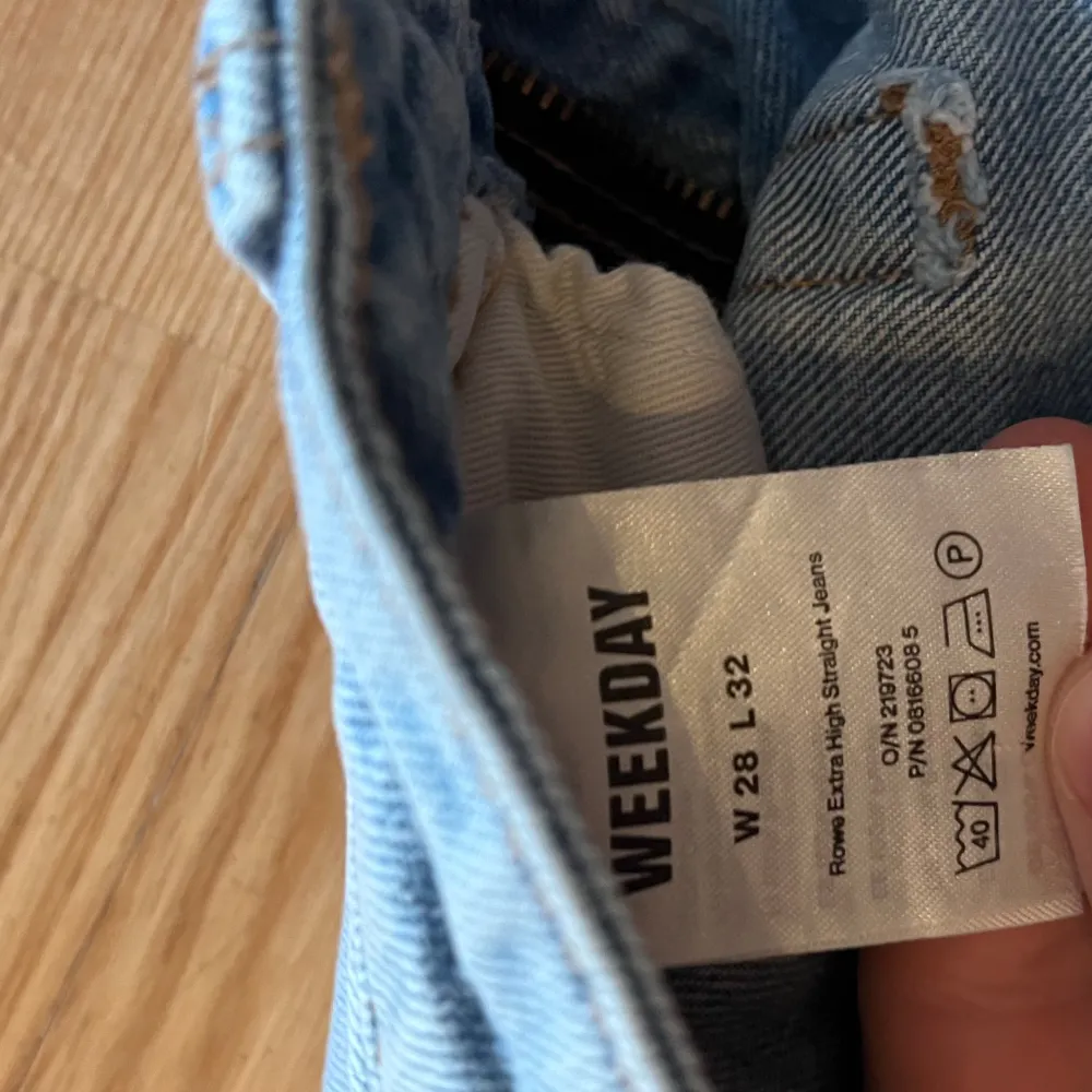 Säljer ett par Weekday jeans i strl 28/32. Nypris 600 kr De kommer nysktrykna till köparen.. Jeans & Byxor.