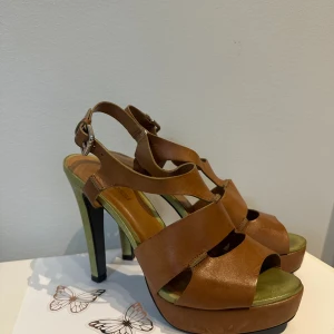 Snygga klackar i läder - Snygga högklackade skor i läder. Bruna och gröna.   I fint skick, använda 2 gånger, se bilder. 