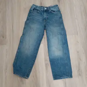 Ett par baggy jeans från H&M, nästan helt oanvända.