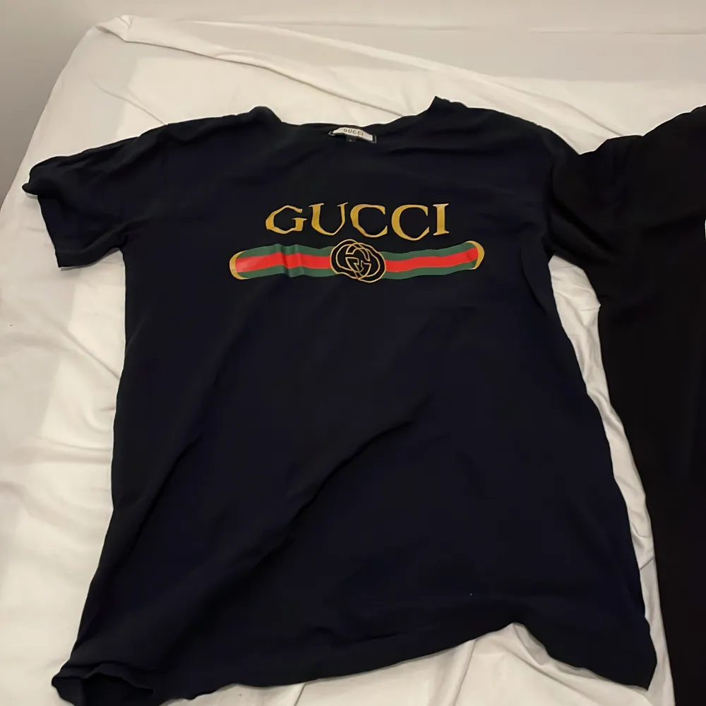 Gucci t-shirt storlek M. 50  kr  EA7 t-shirt storlek L. 50 Kr   Två för 90 kr . T-shirts.