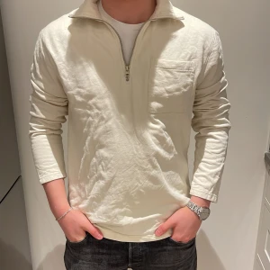 Half zip  - Jättesnygg vit halfzip, riktigt fett nu inför vår/sommar. Inga synliga fläckar ☺️. Nypris 799, köpt på brothers. 