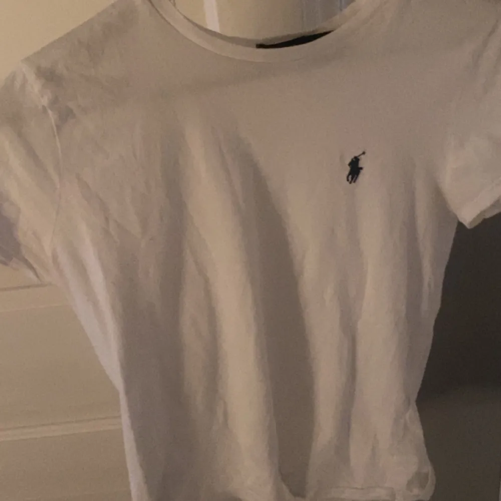 Assnygg t-shirt från Ralph lauren som är använd fåtal gånger. Säljer då den inte kommer till användning och inga defekter finns utan i nyskick! Storlek XS/S. Orginal pris är 900kr. T-shirts.