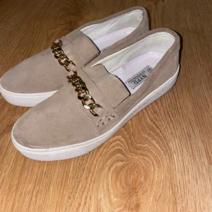 Snygga loafers - Loafersen har endast använts max 2 gånger, de är även normala i storlek