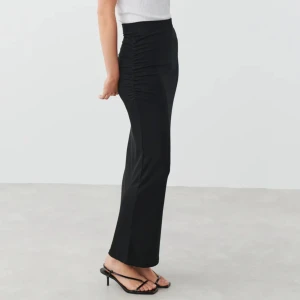 SUPERSNYGG långkjol!  - SUPERSNYGG svart långkjol, PERFEKT nu till sommaren, använd några gånger men bra skick💋!!