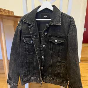 Oversized svart denimjacka från Bikbok